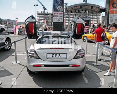 21 mai 2011 - Kiev, Ukraine: Mercedes-Benz SLR McLaren avec les portes ouvertes. La voiture est collée au drapeau ukrainien Banque D'Images