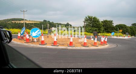 Modbury, South Devon, Angleterre, Royaume-Uni. 2021. Des cônes rouges et blancs encerclant un nouveau rond-point en construction à Hollowcombe Cross près de Modbury, Dev Banque D'Images