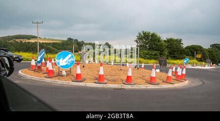 Modbury, South Devon, Angleterre, Royaume-Uni. 2021. Des cônes rouges et blancs encerclant un nouveau rond-point en construction à Hollowcombe Cross près de Modbury, Dev Banque D'Images