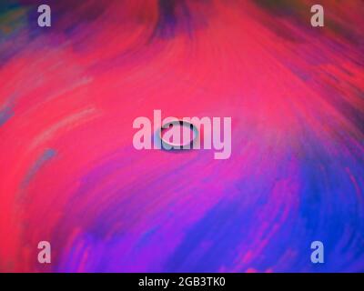 Une incroyable bulle d'eau s'isole sur la surface colorée de l'écran. Banque D'Images