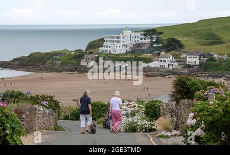 Bigbury on Sea, South Devon, Angleterre, Royaume-Uni. 2021. Marcheurs pour chiens sur le sentier côtier de Bigbury on Sea dans le sud du Devon avec une vue sur Burgh I Banque D'Images