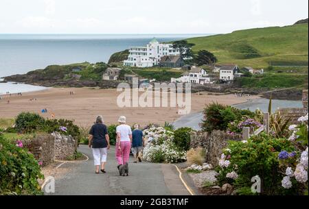 Bigbury on Sea, South Devon, Angleterre, Royaume-Uni. 2021. Marcheurs pour chiens sur le sentier côtier de Bigbury on Sea dans le sud du Devon avec une vue sur Burgh I Banque D'Images