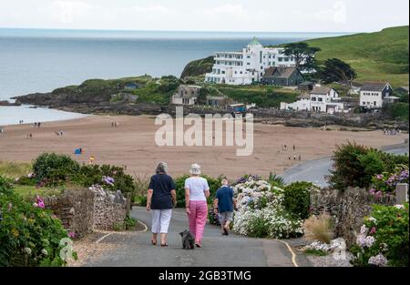 Bigbury on Sea, South Devon, Angleterre, Royaume-Uni. 2021. Marcheurs pour chiens sur le sentier côtier de Bigbury on Sea dans le sud du Devon avec une vue sur Burgh I Banque D'Images