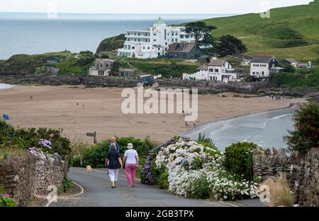 Bigbury on Sea, South Devon, Angleterre, Royaume-Uni. 2021. Marcheurs pour chiens sur le sentier côtier de Bigbury on Sea dans le sud du Devon avec une vue sur Burgh I Banque D'Images