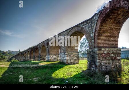 L'aqueduc romain de Skopje, Macédoine date de l'époque de l'Empire romain ou Byzance. À l'époque de Justinien I, de 527 à 554 Banque D'Images