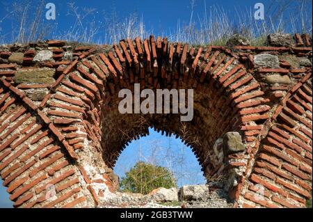 L'aqueduc romain de Skopje, Macédoine date de l'époque de l'Empire romain ou Byzance. À l'époque de Justinien I, de 527 à 554 Banque D'Images