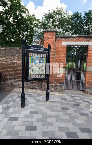 Panneau d'information à l'entrée de Bushy Park à Hampton Hill, Londres, Angleterre, Royaume-Uni Banque D'Images