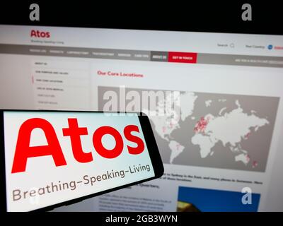 Smartphone avec logo de la société suédoise de technologie médicale Atos Medical AB sur écran devant le site Web. Effectuez la mise au point au centre-droit de l'écran du téléphone. Banque D'Images
