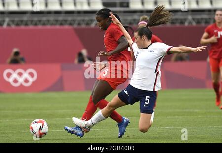 Kashima, Japon. 02 août 2021. Aux États-Unis, Kelley O'Hara (5) et au Canada, Nichelle Prince se battent pour le contrôle du ballon lors du match de demi-finale féminin de football aux Jeux olympiques de Tokyo en 2020, le lundi 2 août 2021, à Kashima, Japon. Le Canada a battu les États-Unis sur un coup de pied de pénalité, 1-0. Photo de Mike Theiler/UPI crédit: UPI/Alay Live News Banque D'Images