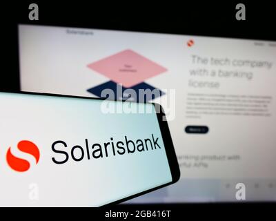 Smartphone avec logo de la société allemande de services financiers Solarisbank AG sur écran devant le site. Effectuez la mise au point au centre-droit de l'écran du téléphone. Banque D'Images