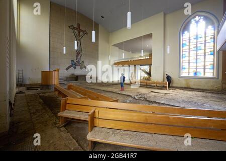 02 août 2021, Rhénanie-Palatinat, Bad Neuenahr-Ahrweiler : l'intérieur de l'église Martin Luther est dévasté. Deux semaines et demie après la catastrophe des inondations, le travail de nettoyage est en plein essor. Photo: Thomas Frey/dpa Banque D'Images