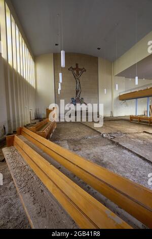 02 août 2021, Rhénanie-Palatinat, Bad Neuenahr-Ahrweiler : l'intérieur de l'église Martin Luther est dévasté. Deux semaines et demie après la catastrophe des inondations, le travail de nettoyage est en plein essor. Photo: Thomas Frey/dpa Banque D'Images