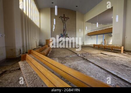 02 août 2021, Rhénanie-Palatinat, Bad Neuenahr-Ahrweiler : l'intérieur de l'église Martin Luther est dévasté. Deux semaines et demie après la catastrophe des inondations, le travail de nettoyage est en plein essor. Photo: Thomas Frey/dpa Banque D'Images