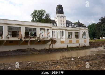 02 août 2021, Rhénanie-Palatinat, Bad Neuenahr-Ahrweiler: Le Kurhaus est gravement endommagé. Deux semaines et demie après la catastrophe des inondations, le travail de nettoyage est en plein essor. Photo: Thomas Frey/dpa Banque D'Images