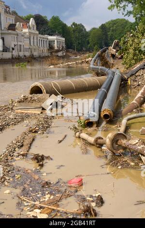 02 août 2021, Rhénanie-Palatinat, Bad Neuenahr-Ahrweiler: Les lignes d'approvisionnement délavées se trouvent sur la rive de l'Ahr en face du Kurhaus. L'inondation a détruit de grandes parties de l'infrastructure dans la vallée de l'Ahr. Deux semaines et demie après la catastrophe des inondations, le travail de nettoyage est en plein essor. Photo: Thomas Frey/dpa Banque D'Images