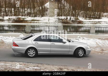 Chernihiv, Ukraine - 22 novembre 2018 : voiture de classe S Mercedes-Benz grise près de la rivière Banque D'Images