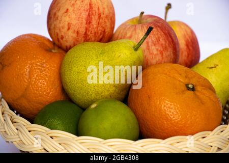 Image en gros plan des fruits mélangés dans le panier. Mise au point sélective Banque D'Images