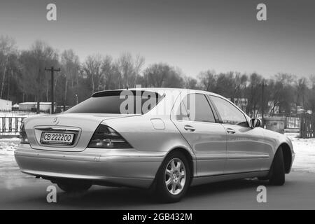 Chernihiv, Ukraine - 22 novembre 2018 : Mercedes-Benz classe S en hiver. Photo en noir et blanc Banque D'Images