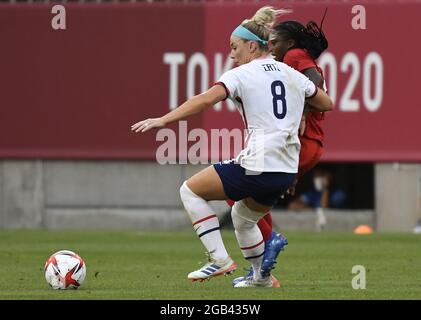 Kashima, Japon. 02 août 2021. Julie Ertz (8) des États-Unis et le Prince Nichelle du Canada se battent pour le ballon lors du match de demi-finale de football féminin aux Jeux olympiques de Tokyo en 2020, le lundi 2 août 2021, à Kashima, Japon. Le Canada a battu les États-Unis 1-0 sur un coup de pied de pénalité. Photo de Mike Theiler/UPI crédit: UPI/Alay Live News Banque D'Images