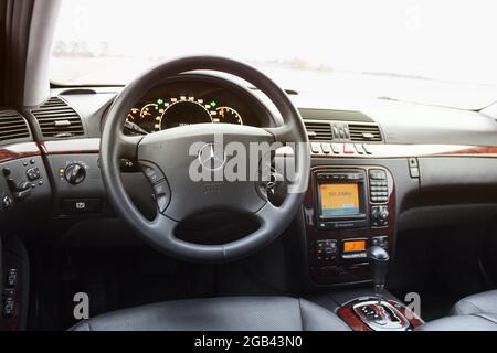 Chernihiv, Ukraine - 22 novembre 2018 : intérieur de la voiture Mercedes-Benz classe S. Intérieur de voiture en cuir Banque D'Images