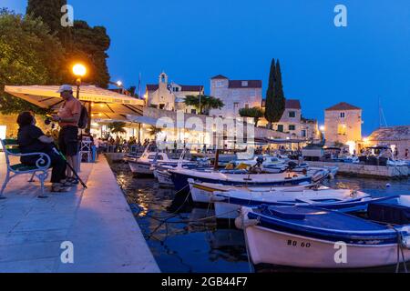 Le crépuscule avec des réverbères dans la ville de bol sur l'île de Brac, Croatie Banque D'Images