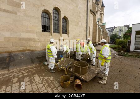 02 août 2021, Rhénanie-Palatinat, Bad Neuenahr-Ahrweiler : les aidants retirent la boue de l'église du Rosaire lourdement endommagée. Deux semaines et demie après la catastrophe des inondations, le travail de nettoyage est en plein essor. Photo: Thomas Frey/dpa Banque D'Images