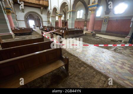 02 août 2021, Rhénanie-Palatinat, Bad Neuenahr-Ahrweiler : l'intérieur de l'église Rosaire est gravement endommagé. Deux semaines et demie après la catastrophe des inondations, le travail de nettoyage est en plein essor. Photo: Thomas Frey/dpa Banque D'Images