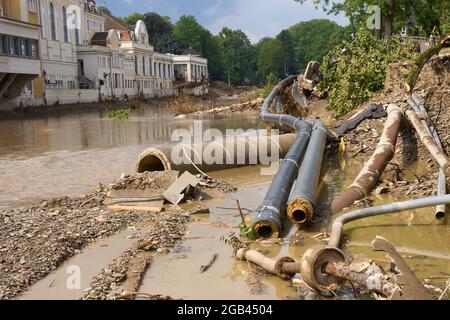 02 août 2021, Rhénanie-Palatinat, Bad Neuenahr-Ahrweiler: Les lignes d'approvisionnement délavées se trouvent sur la rive de l'Ahr en face du Kurhaus. L'inondation a détruit de grandes parties de l'infrastructure dans la vallée de l'Ahr. Deux semaines et demie après la catastrophe des inondations, le travail de nettoyage est en plein essor. Photo: Thomas Frey/dpa Banque D'Images