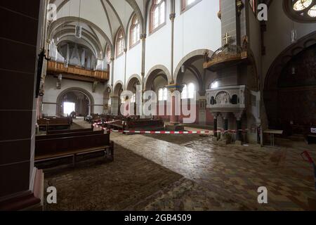 02 août 2021, Rhénanie-Palatinat, Bad Neuenahr-Ahrweiler : l'intérieur de l'église Rosaire est gravement endommagé. Deux semaines et demie après la catastrophe des inondations, le travail de nettoyage est en plein essor. Photo: Thomas Frey/dpa Banque D'Images