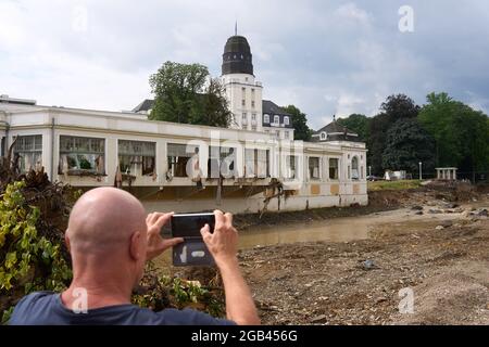 02 août 2021, Rhénanie-Palatinat, Bad Neuenahr-Ahrweiler : un homme prend des photos du Kurhaus détruit avec son téléphone portable. Deux semaines et demie après la catastrophe des inondations, le travail de nettoyage est en plein essor. Photo: Thomas Frey/dpa Banque D'Images