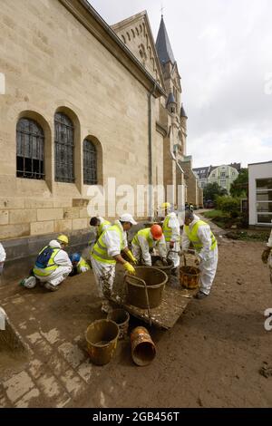 02 août 2021, Rhénanie-Palatinat, Bad Neuenahr-Ahrweiler : les aidants retirent la boue de l'église du Rosaire lourdement endommagée. Deux semaines et demie après la catastrophe des inondations, le travail de nettoyage est en plein essor. Photo: Thomas Frey/dpa Banque D'Images