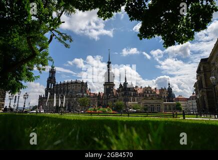 02 août 2021, Saxe, Dresde: Soleil et nuages décorent la photo de la ville sur la Theaterplatz avec la Hofkirche (l-r), le Hausmannsturm, la Residenzschloss et la Schinkelwache. Photo: Robert Michael/dpa-Zentralbild/dpa Banque D'Images