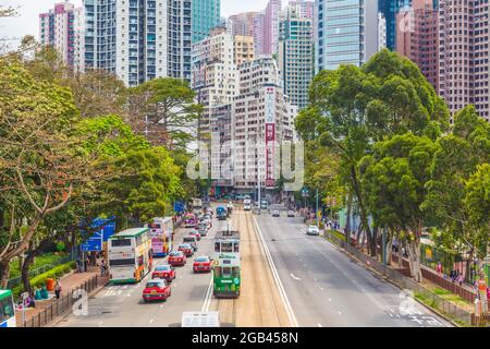 HONG KONG, HONG KONG - 9 AVRIL 2017 : rues de l'île de Hong Kong pendant la journée. L'extérieur des bâtiments, des voitures, des bus et des personnes peut être vu. Banque D'Images