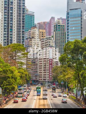 HONG KONG, HONG KONG - 9 AVRIL 2017 : rues de l'île de Hong Kong pendant la journée. L'extérieur des bâtiments, des voitures, des bus et des personnes peut être vu. Banque D'Images