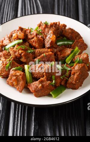 Ragoût de bœuf Tibs traditionnel et authentique nourriture éthiopienne dans l'assiette sur la table. Verticale Banque D'Images