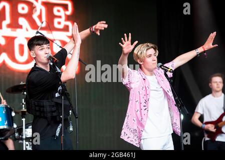 Lulworth, Wareham, Royaume-Uni, dimanche 1er août 2021 Max et Harvey vivent sur scène le jour 3 du Camp Bestival, Château de Lulworth. Credit: DavidJensen / Empics Entertainment / Alamy Live News Banque D'Images