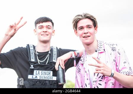 Lulworth, Wareham, Royaume-Uni, dimanche 1er août 2021 Portrait Max et Harvey en coulisses le jour 3 du Camp Bestival, Château de Lulworth. Credit: DavidJensen / Empics Entertainment / Alamy Live News Banque D'Images