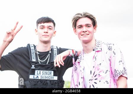 Lulworth, Wareham, Royaume-Uni, dimanche 1er août 2021 Portrait Max et Harvey en coulisses le jour 3 du Camp Bestival, Château de Lulworth. Credit: DavidJensen / Empics Entertainment / Alamy Live News Banque D'Images