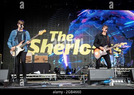 Lulworth, Wareham, Royaume-Uni, dimanche 1er août 2021 les Sherlocks se sont spectacle en direct sur scène le jour 3 du Camp Bestival, Château de Lulworth. Credit: DavidJensen / Empics Entertainment / Alamy Live News Banque D'Images