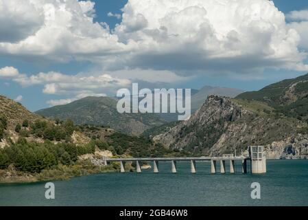 Grenade en Espagne : les eaux turquoises de l'Embalse de Canales. Banque D'Images