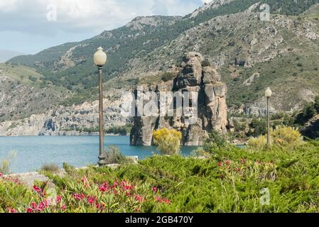 Grenade en Espagne : les eaux turquoises de l'Embalse de Canales. Banque D'Images