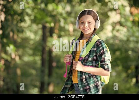 Fille scout mignon braides porter des vêtements à carreaux nature fond, concept de randonnée d'été Banque D'Images