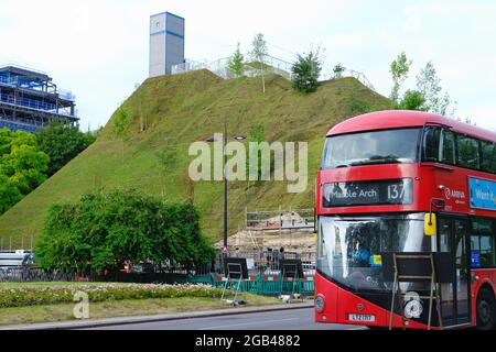 Le Marble Arch Mound, commandé pour encourager les visiteurs à revenir à l'extrémité ouest, se termine après que le conseil de Westminster a déclaré qu'il n'est pas prêt pour les visiteurs. Banque D'Images