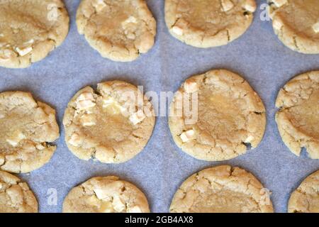 Photo en hauteur des biscuits aux pépites de chocolat fraîchement sortis du four Banque D'Images