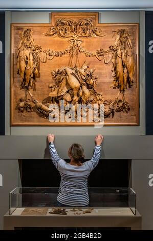 Londres, Royaume-Uni. 2 août 2021. Grinling Gibbons : des siècles en préparation, Bonhams a accueilli une exposition à New Bond Street. L'exposition, qui est en partenariat avec la Grinling Gibbons Society, marque le lancement d'une exposition nationale célébrant la vie, le génie et l'héritage du maître sculpteur et sculpteur en bois du XVIIe siècle, Grinling Gibbons. Il s'ouvre le mardi 3 août - 300 ans après la mort de Gibbons et sera exposé jusqu'au vendredi 27. Crédit : Guy Bell/Alay Live News Banque D'Images