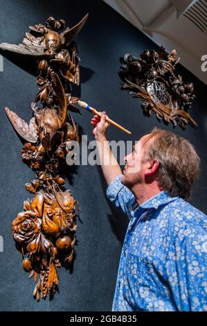 Londres, Royaume-Uni. 2 août 2021. Un conservateur fait des préparations finales - Grinling Gibbons: Des siècles dans la fabrication, une exposition de Bonhams a accueilli à New Bond Street. L'exposition, qui est en partenariat avec la Grinling Gibbons Society, marque le lancement d'une exposition nationale célébrant la vie, le génie et l'héritage du maître sculpteur et sculpteur en bois du XVIIe siècle, Grinling Gibbons. Il s'ouvre le mardi 3 août - 300 ans après la mort de Gibbons et sera exposé jusqu'au vendredi 27. Crédit : Guy Bell/Alay Live News Banque D'Images