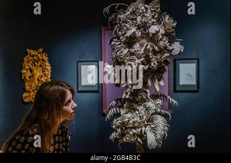 Londres, Royaume-Uni. 2 août 2021. Œuvres d'artistes sur ses traces - Grinling Gibbons : des siècles en préparation, une exposition de Bonhams a été organisée à New Bond Street. L'exposition, qui est en partenariat avec la Grinling Gibbons Society, marque le lancement d'une exposition nationale célébrant la vie, le génie et l'héritage du maître sculpteur et sculpteur en bois du XVIIe siècle, Grinling Gibbons. Il s'ouvre le mardi 3 août - 300 ans après la mort de Gibbons et sera exposé jusqu'au vendredi 27. Crédit : Guy Bell/Alay Live News Banque D'Images