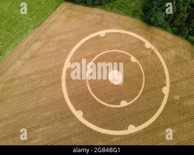 14 septembre 2017, Bavière, Gauting: Les gens marchent à travers un cercle de culture dans un champ de blé. Les cercles ont été découverts au cours du week-end. Photo: Peter Kneffel/dpa Banque D'Images