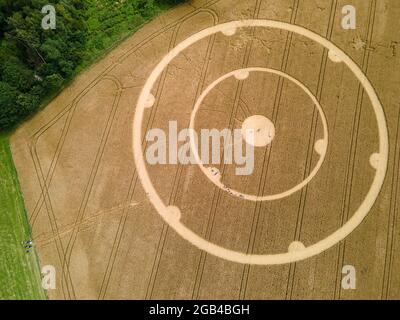 14 septembre 2017, Bavière, Gauting: Les gens marchent à travers un cercle de culture dans un champ de blé. Les cercles ont été découverts au cours du week-end. Photo: Peter Kneffel/dpa Banque D'Images