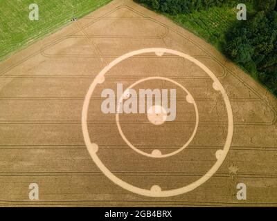 14 septembre 2017, Bavière, Gauting: Les gens marchent à travers un cercle de culture dans un champ de blé. Les cercles ont été découverts au cours du week-end. Photo: Peter Kneffel/dpa Banque D'Images